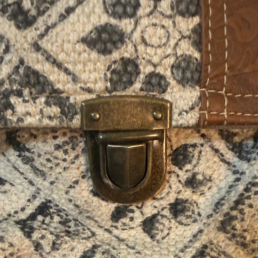 Spell Bound Messenger Bag in Olive green and Leather - Picture 2 of 16